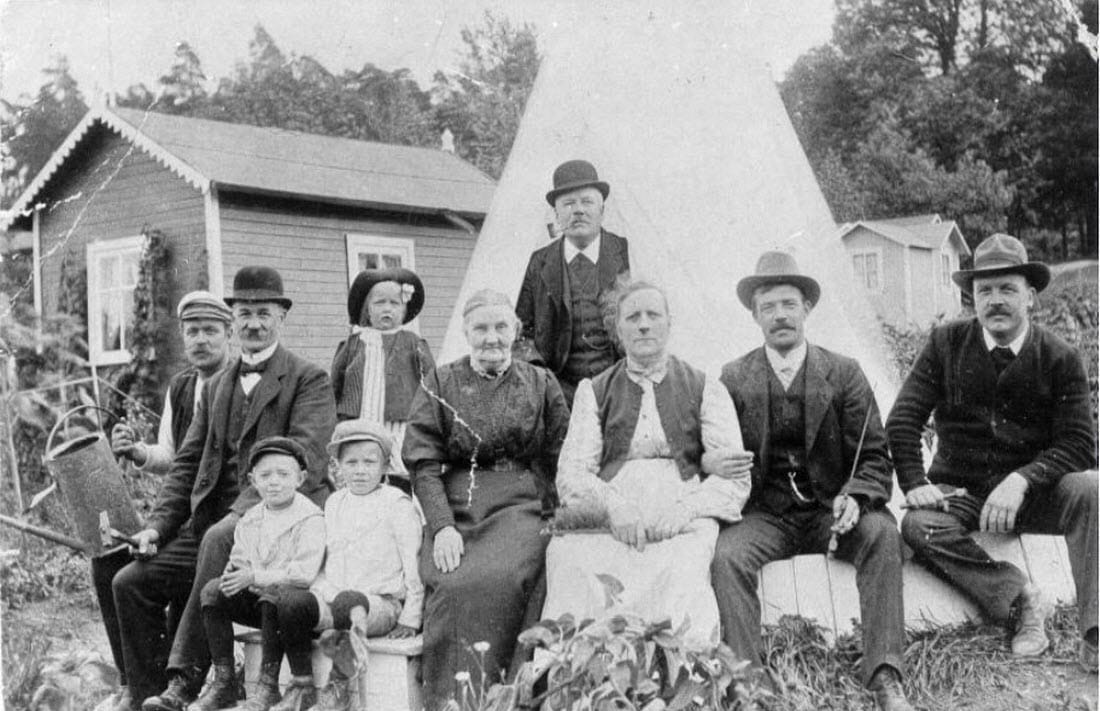 Kolonister samlade framför tält år 1911